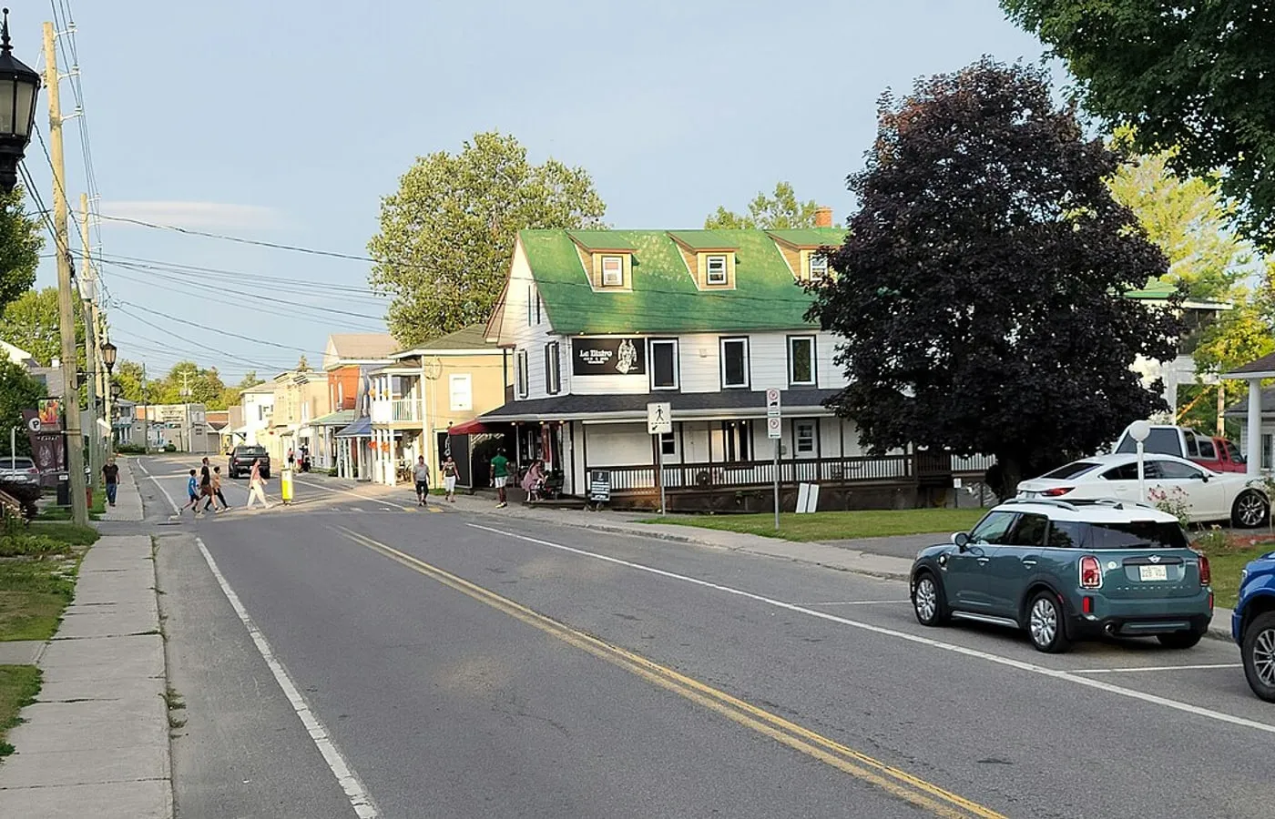 Montebello village stops, Notre-Dame Street, chocolate, cheese, and Ottawa River context