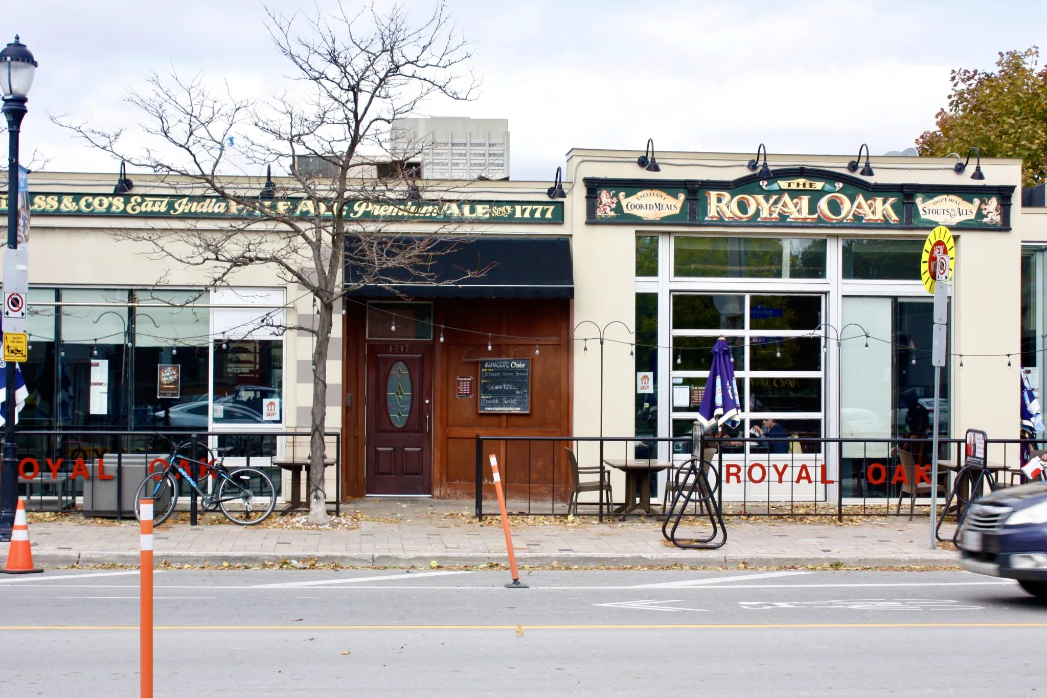 Royal Oak Wellington at Hinton exterior and patio image