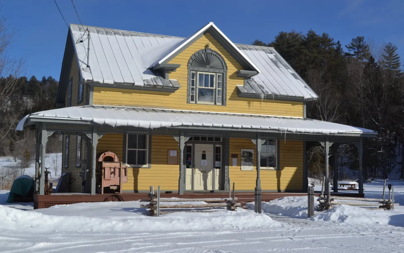 Maison Fairbairn heritage house near the Wakefield covered bridge