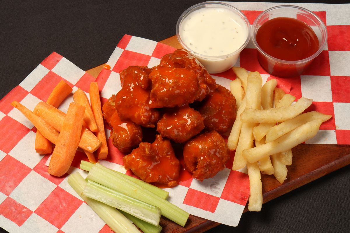 Best Chicken Wings Ottawa 2026: Wing Nights & Sauces