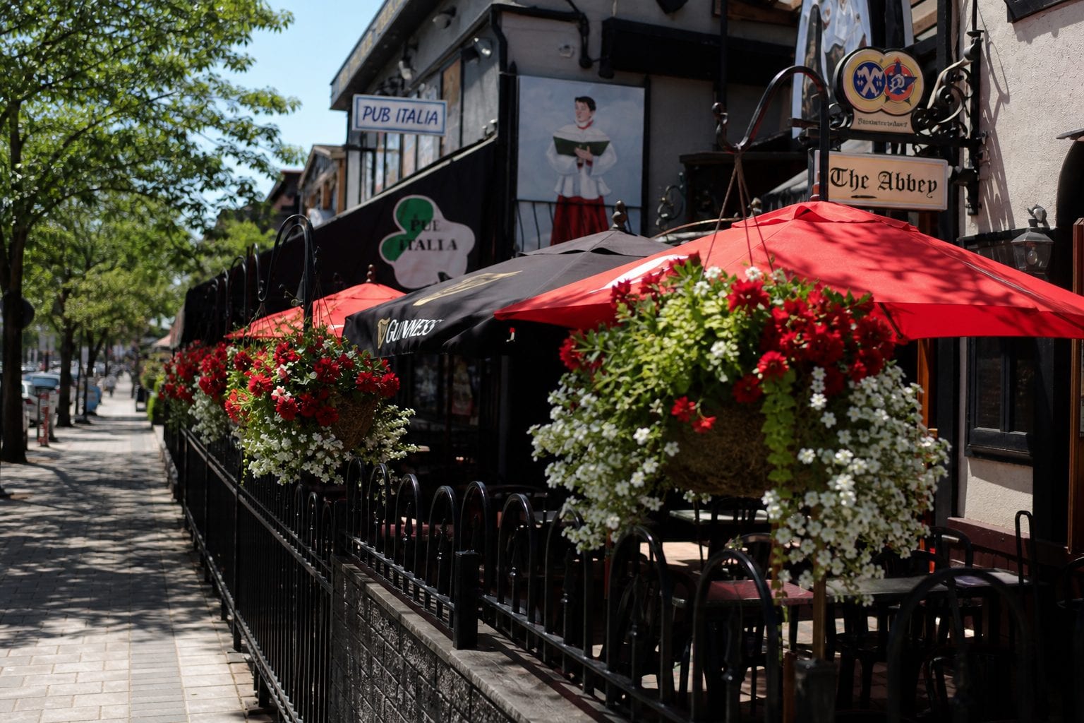 Pub Italia patio and exterior view
