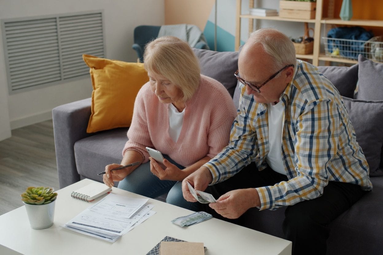 Financial advisor meeting with couple in Ottawa