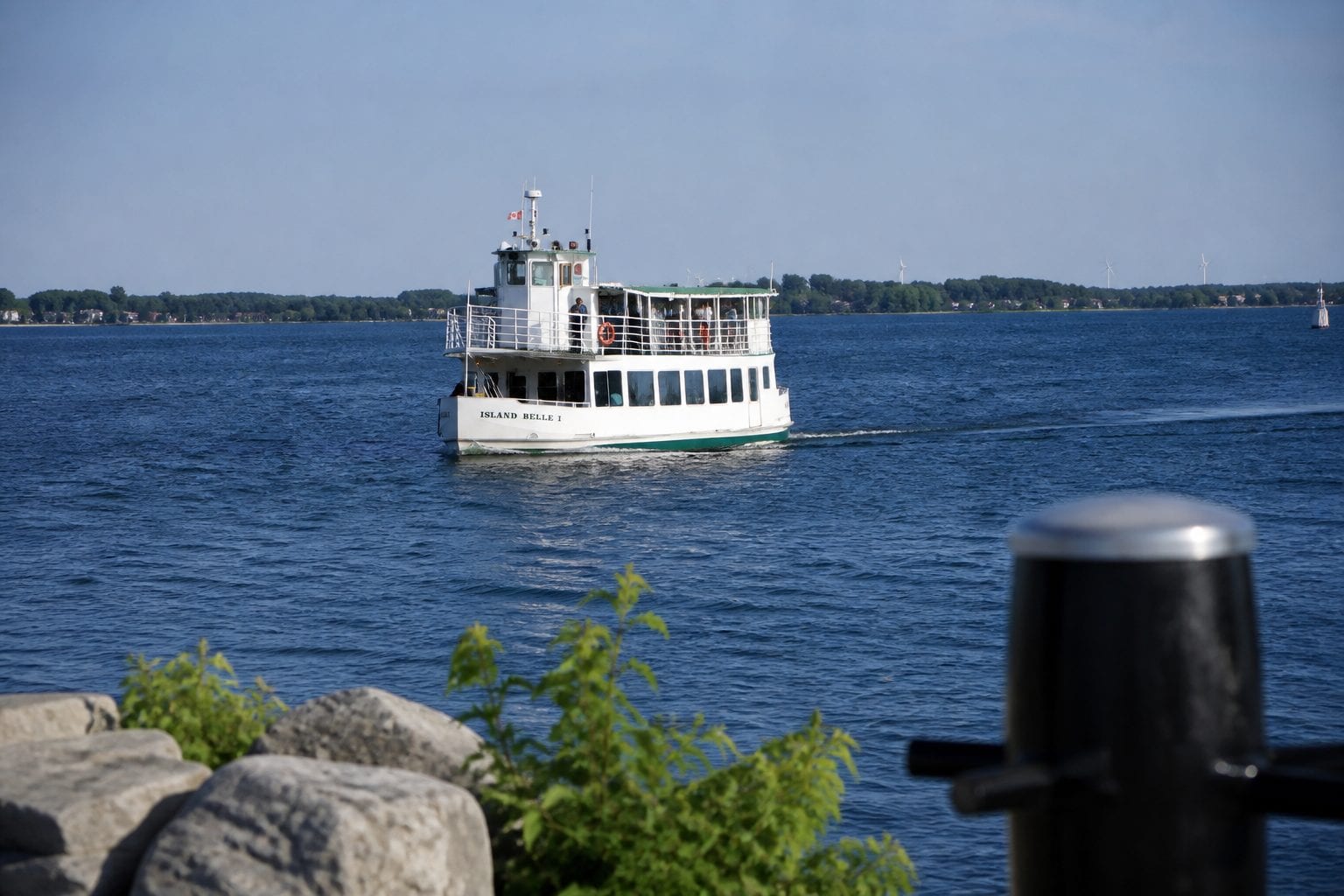 Kingston harbour cruise boat and 1000 Islands waterfront views
