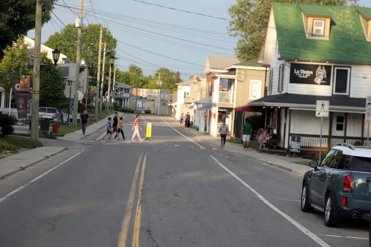 Montebello village stops, Notre-Dame Street, chocolate, cheese, and Ottawa River context