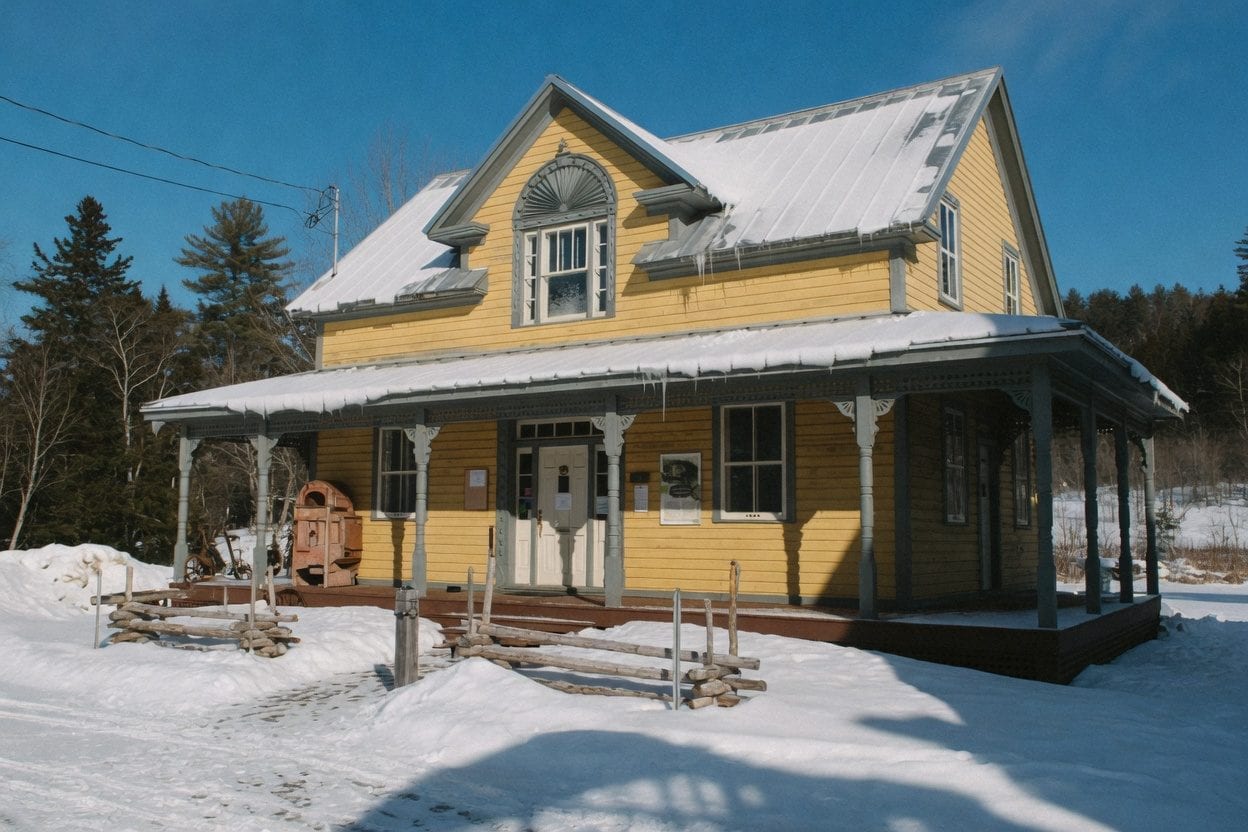 Maison Fairbairn heritage house near the Wakefield covered bridge