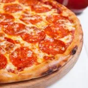 River Pizza logo